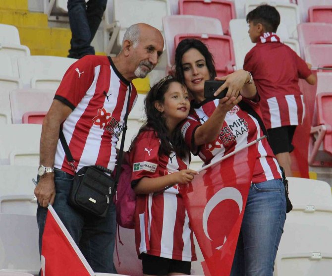 Maça Gelen Taraftara Türk Bayrağı Dağıtıldı