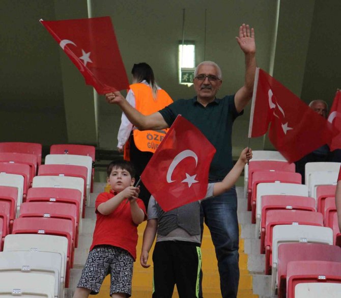 Maça Gelen Taraftara Türk Bayrağı Dağıtıldı