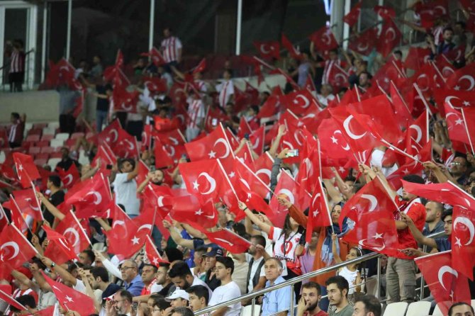 Maça Gelen Taraftara Türk Bayrağı Dağıtıldı