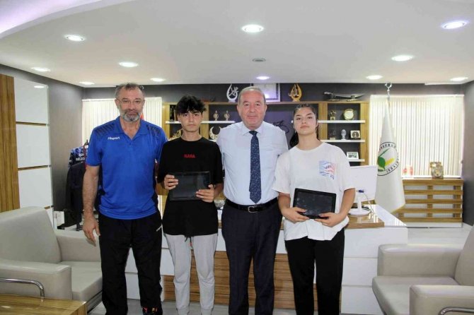 Çekilişte Kendilerine Çıkan Bisikleti İhtiyacı Olana Hediye Ettiler