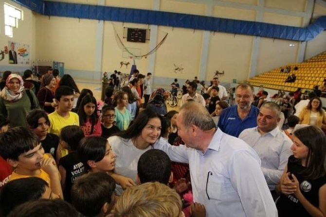 Çekilişte Kendilerine Çıkan Bisikleti İhtiyacı Olana Hediye Ettiler