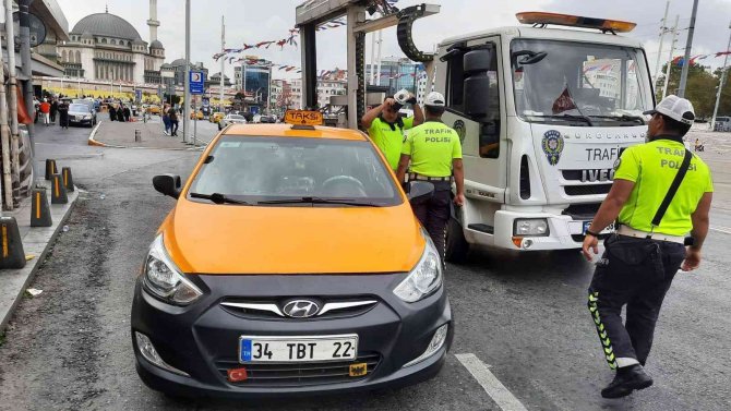 Taksim’de Taksi Ve Dolmuşlar Denetlendi, Kurallara Uymayanlara Ceza Yağdı