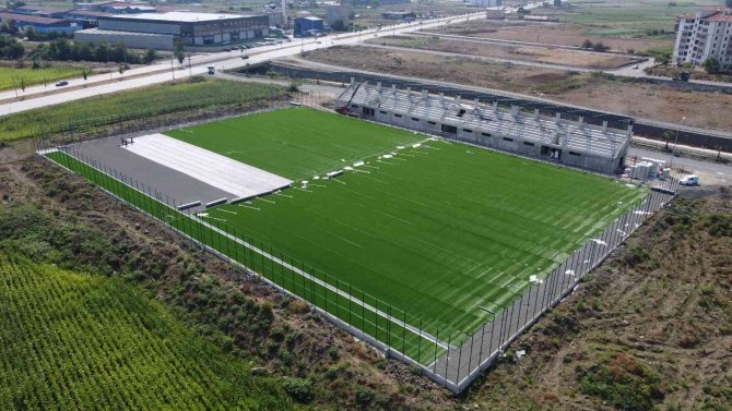 Tekkeköy İlçe Stadında Çimler Serildi