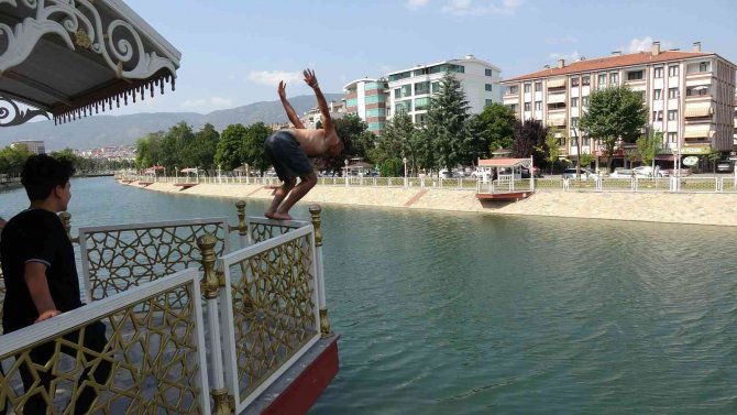 Sıcaktan Bunaldı Kanal Tokat’a Atladı