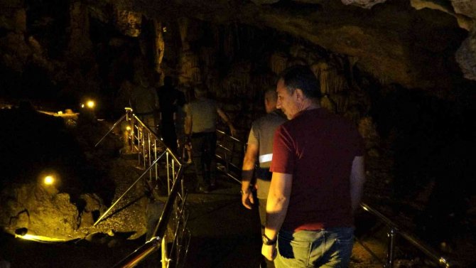 Unesco’nun Kültür Miras Listesinde, Serinlemek İsteyenler Bu Mağaraya Akın Ediyor