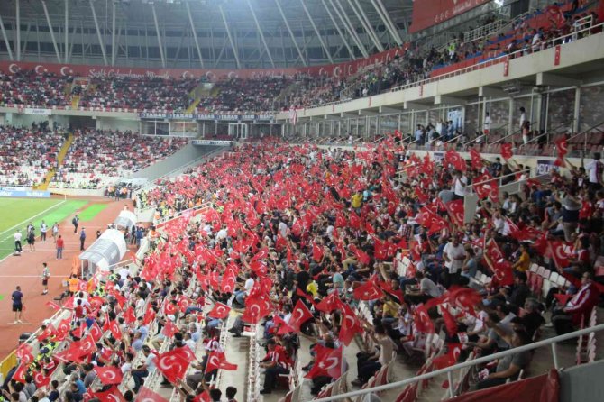 Sivas 4 Eylül Stadyumu Tamamen Doldu