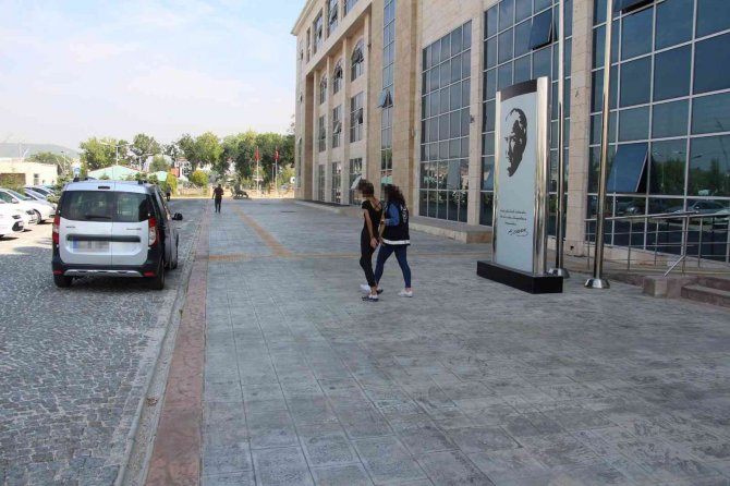 Uyuşturucu Ticareti Yapan Genç Kız 672 Uyuşturucu Hapla Yakalandı