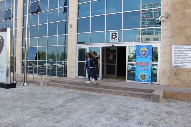 Uyuşturucu Ticareti Yapan Genç Kız 672 Uyuşturucu Hapla Yakalandı