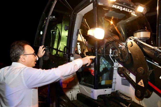 Vali Kızılkaya Yağıştan Ev Ve İş Yerlerini Su Basan Vatandaşları Yalnız Bırakmadı