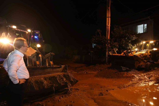 Vali Kızılkaya Yağıştan Ev Ve İş Yerlerini Su Basan Vatandaşları Yalnız Bırakmadı