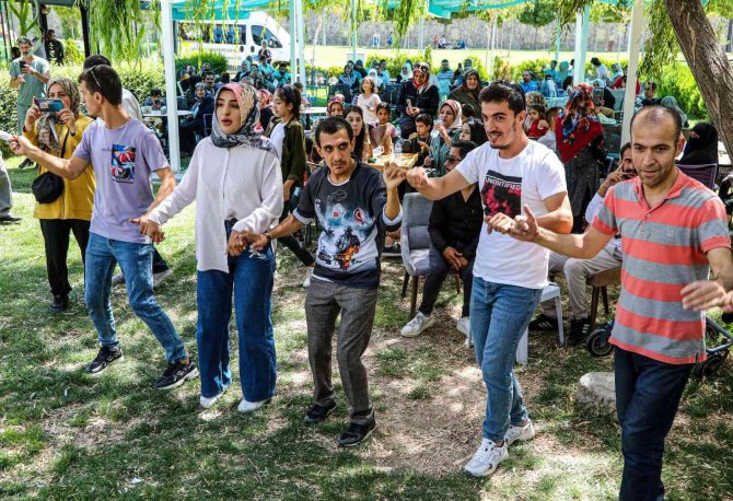 Van Büyükşehir Belediyesi Zihinsel Engelli Ve Ailelerini Ağırladı