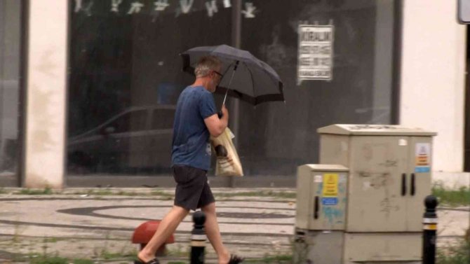 Maltepe’de Cadde Ve Sokaklar Yağmur Nedeniyle Göle Döndü