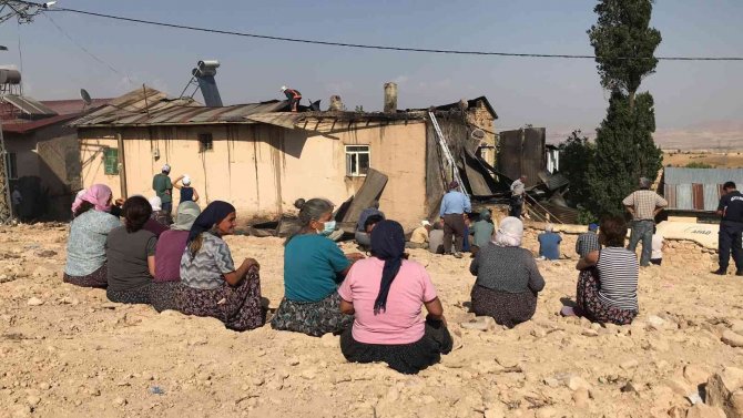 Açık Hava Sinemasında Film İzler Gibi Yangını İzlediler