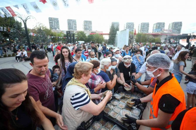 Yenimahalle’de 50 Bin Porsiyon Aşure Dağıtıldı