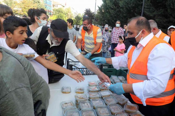 Yenimahalle’de 50 Bin Porsiyon Aşure Dağıtıldı