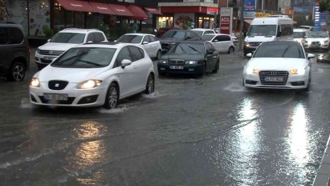 Maltepe’de Cadde Ve Sokaklar Yağmur Nedeniyle Göle Döndü