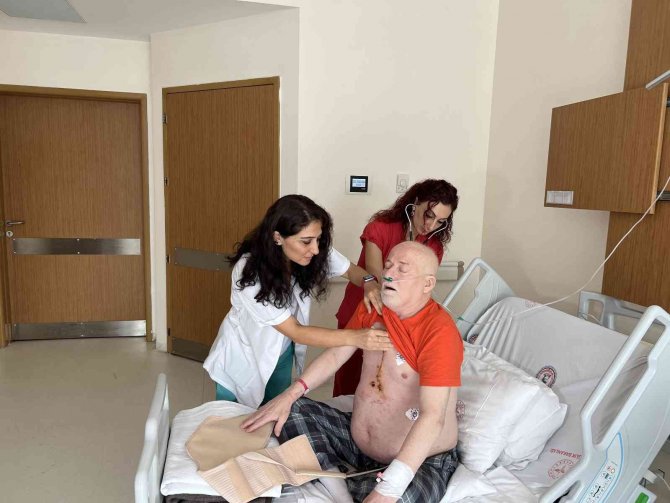 Doktorlarla Konuşarak Açık Kalp Ameliyatı Oldu