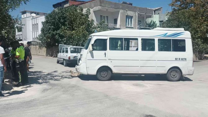 Otomobil İle Yolcu Minibüsü Çarpıştı: 4 Yaralı