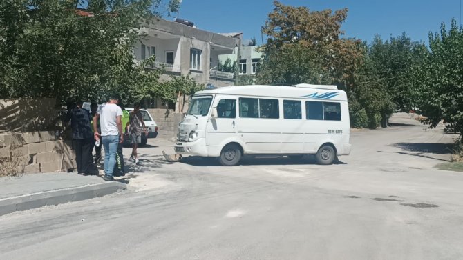 Otomobil İle Yolcu Minibüsü Çarpıştı: 4 Yaralı