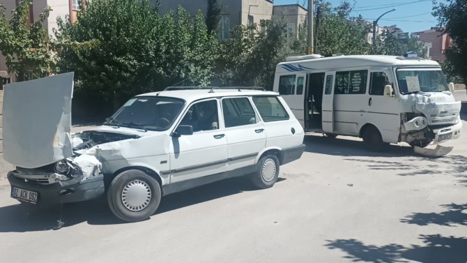 Otomobil İle Yolcu Minibüsü Çarpıştı: 4 Yaralı