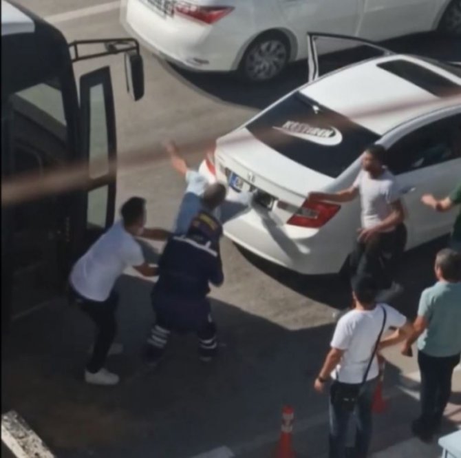 Aksaray’da Şoförlerin Yol Verme Tartışması Sopalı Kavgaya Dönüştü