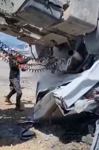 Ters Dönen Tırda Sıkışıp Ağır Yaralandı, Yanmaktan Vatandaşlar Kurtardı