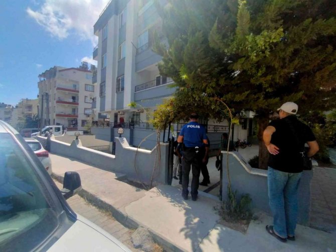 Apartman Sakinleri Asılı Halde Buldu