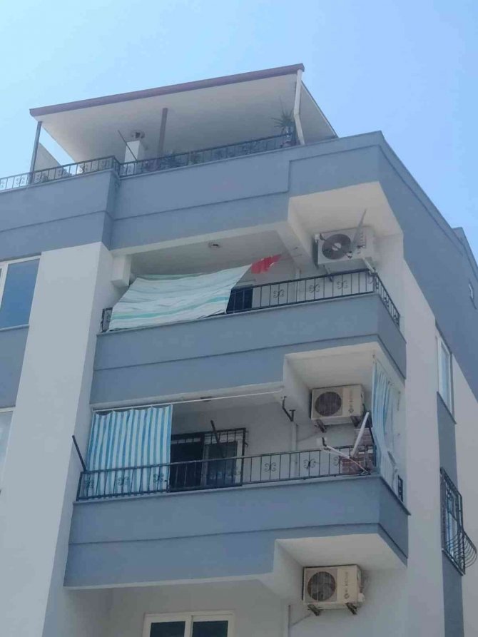 Apartman Sakinleri Asılı Halde Buldu