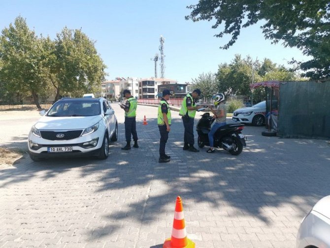 Balıkesir’de Jandarmadan Asayiş Ve Trafik Kontrolü Uygulaması