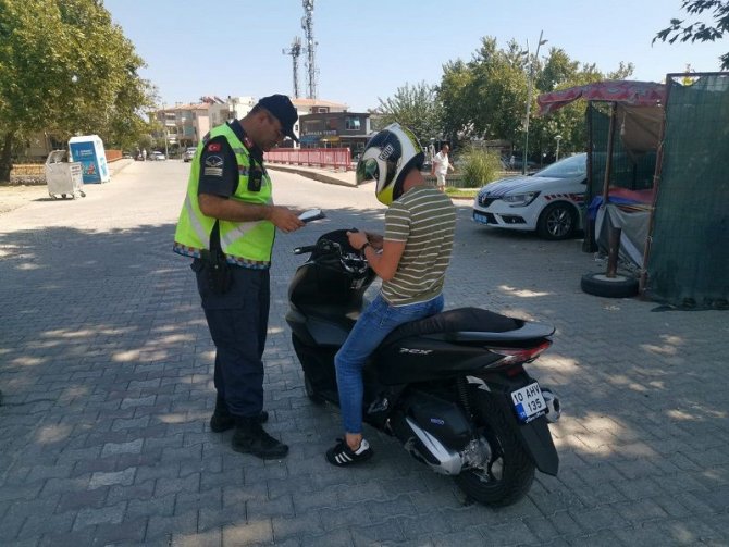 Balıkesir’de Jandarmadan Asayiş Ve Trafik Kontrolü Uygulaması