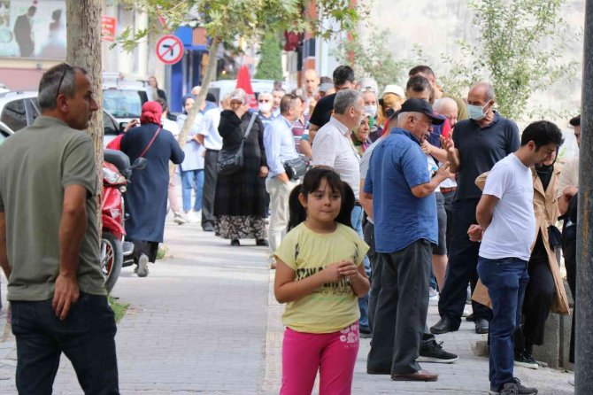 Promosyon Almak İçin Bankalara Gelenler Metrelerce Kuyruk Oluşturdu
