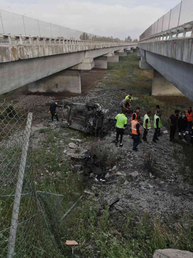 Tem’de Kontrolden Çıkan Otomobil Viyadükten Uçtu: 3 Yaralı