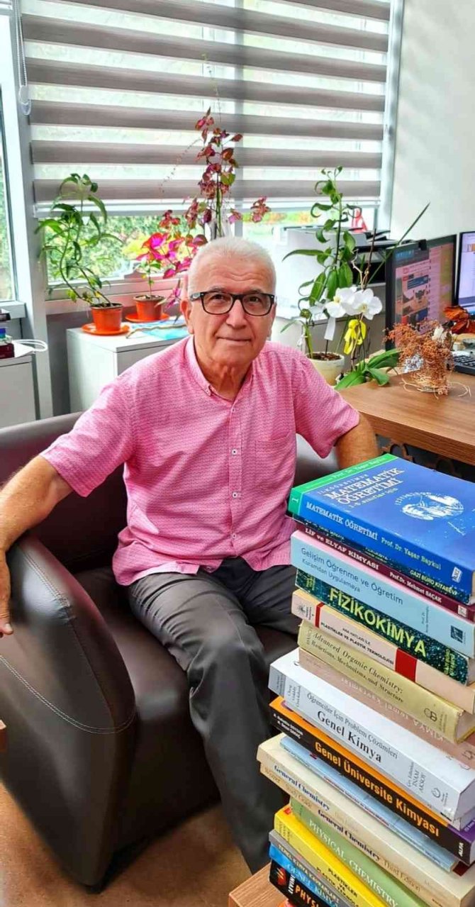 Prof. Dr. Hazer, Kitap Bağışında Bulundu