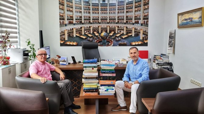 Prof. Dr. Hazer, Kitap Bağışında Bulundu