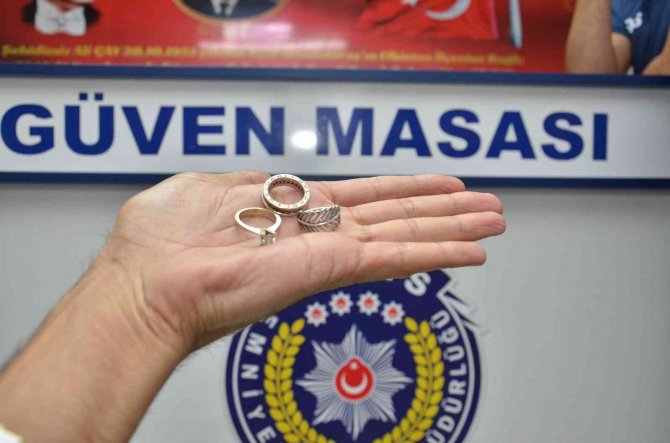 Eşinin Evlilik Hediyesi Yüzüklerine Polisin Sayesinde Kavuştu