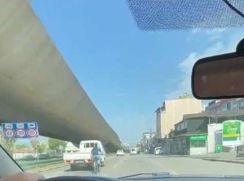 Bursa’da Bisikletli Gencin Tehlikeli Yolculuğu Kameralarda