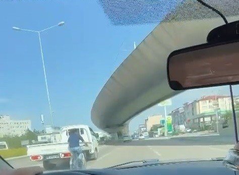 Bursa’da Bisikletli Gencin Tehlikeli Yolculuğu Kameralarda