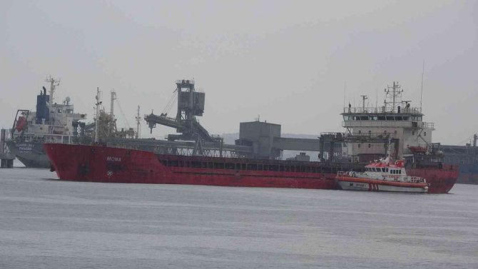 Çanakkale Boğazı’nda Karaya Oturan Gemiyi Kurtarma Çalışmaları Başladı