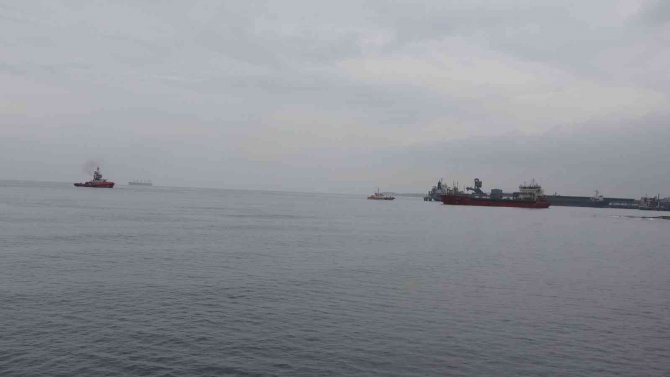 Çanakkale Boğazı’nda Karaya Oturan Gemiyi Kurtarma Çalışmaları Başladı