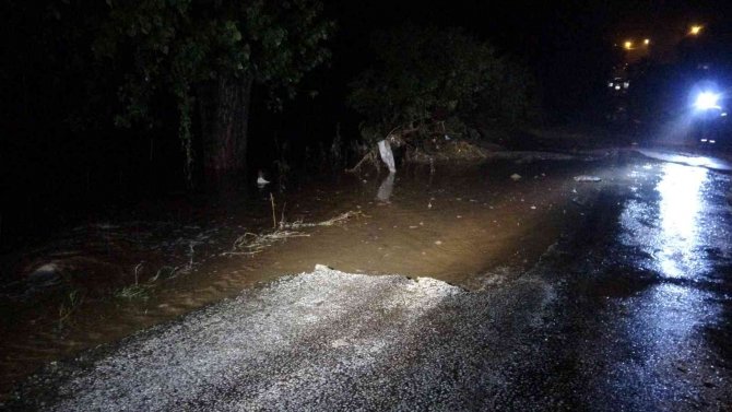 Şiddetli Yağış Sonrası Çanakkale’de Köy Yolu Göçtü