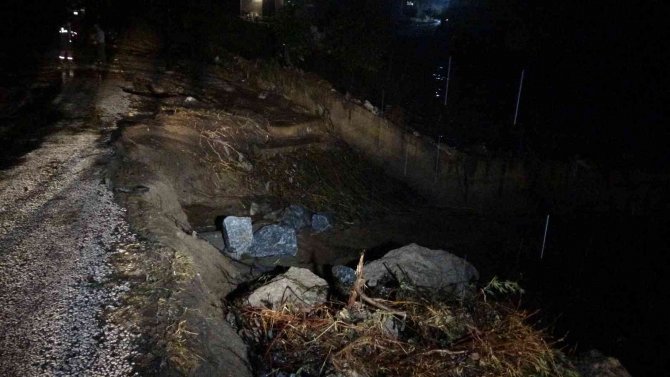 Şiddetli Yağış Sonrası Çanakkale’de Köy Yolu Göçtü