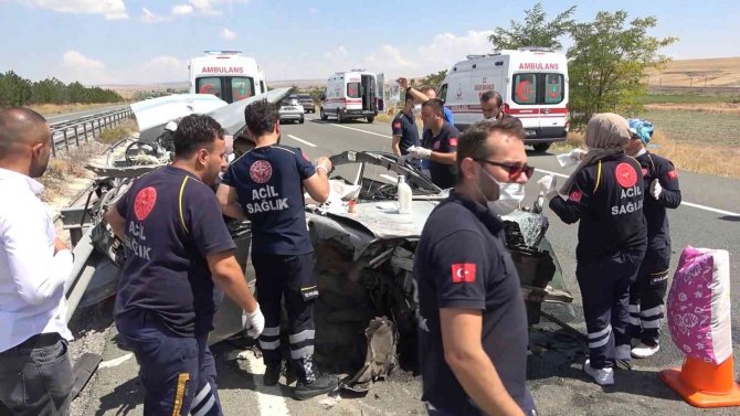 Feci Kazada Tıra Çarpan Otomobil Hurdaya Döndü: Anne Ve Baba Öldü, Oğul Yaralı