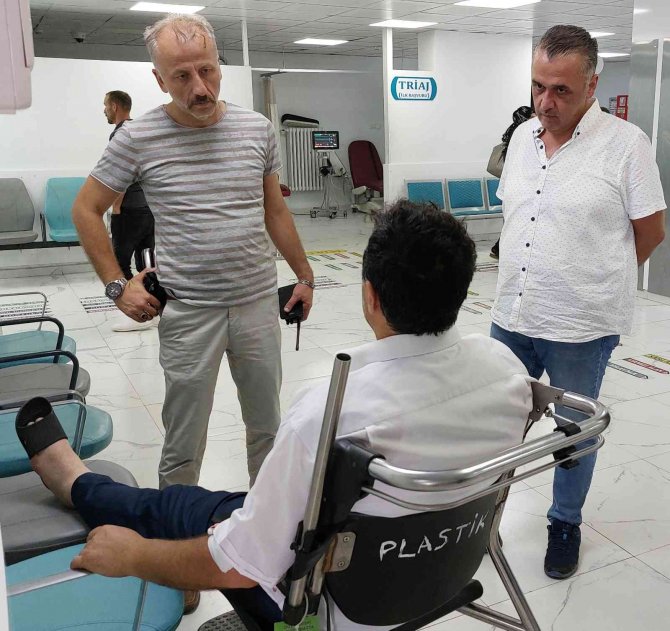 Araçların Sibop Kapaklarını Söken Çocukları Uyarınca Bıçaklandı