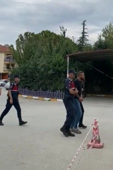 İ̇ki Komşusunda Çaldığı Otomobil Ve Tarım Aletini Satmaya Çalışırken Yakalandı