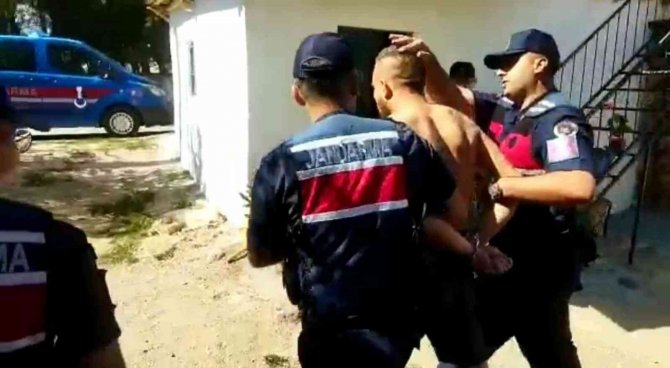 İ̇ki Komşusunda Çaldığı Otomobil Ve Tarım Aletini Satmaya Çalışırken Yakalandı
