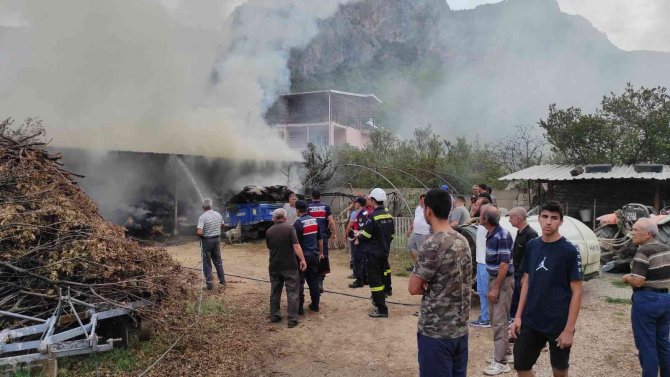 Bursa’da Samanlık Yangını Garaja Sıçradı: Traktör Ve Su Motoru Alev Alev Yandı