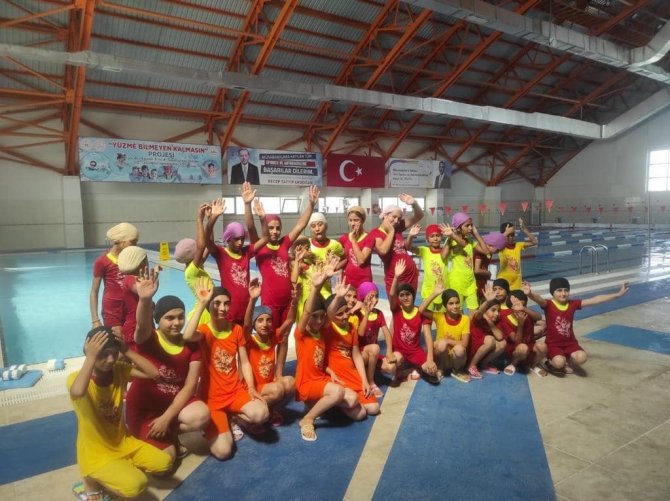 Anne Babalar Tarlada Çocukları Yüzme Kursunda