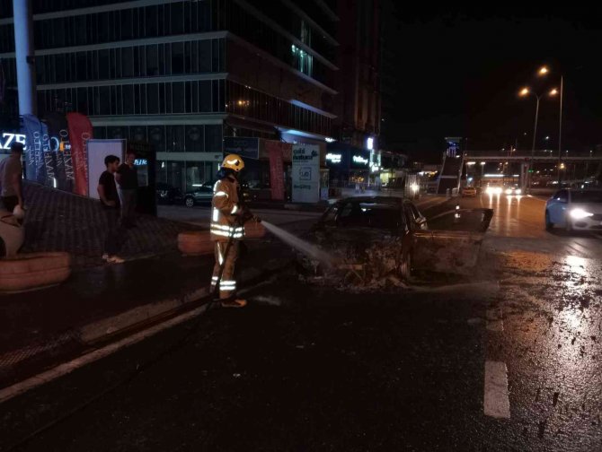 E-5’te Alev Alev Yanan Otomobil Hurda Yığınına Döndü