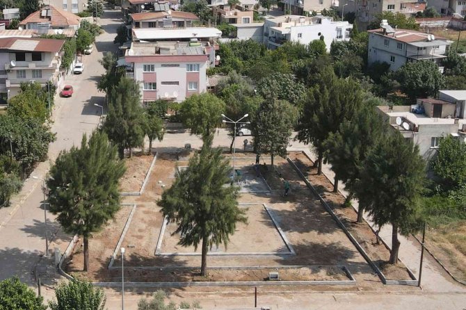 Efeler’de Yenilenen Parklar Çocukları Mutlu Etti