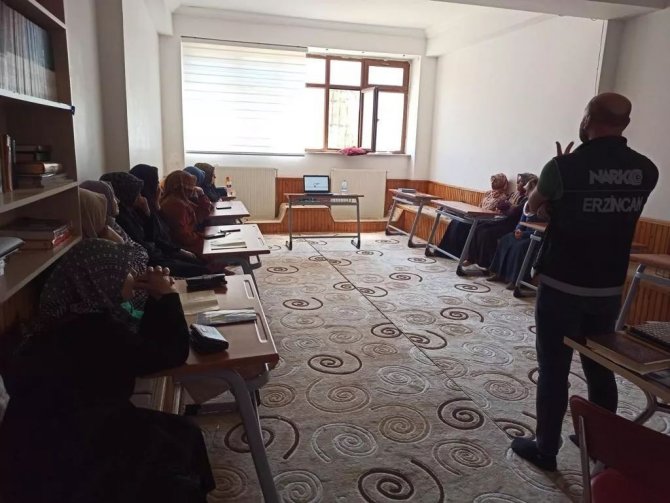 Erzincan’da “En İ̇yi Narkotik Polisi: Anne” Seminerleri Sürüyor